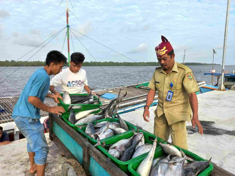 Pelabuhan Perikanan Kuala Pembuang Berperan Penting dalam Pelayanan kepada Nelayan