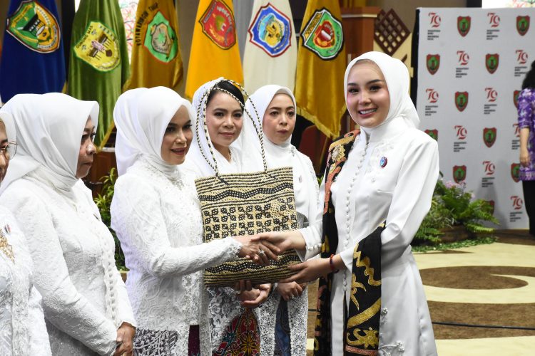 Hj. Siti Saniah Wiyatno Resmi Dilantik Sebagai Ketua Dekranasda Kapuas