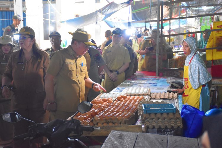 Wakil Bupati Tinjau Pasar Kapuas dan Pastikan Harga Bapok