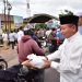 Bupati Kapuas Dampingi Kapolda Kalteng Bagikan Takjil di Jalan