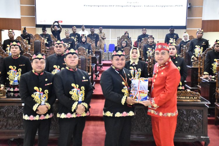 Wakil Bupati Kapuas Sampaikan LKPJ Kepala Daerah T.A 2024 Dalam Paripurna DPRD Kapuas