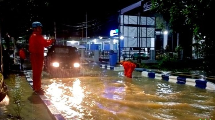 TRC Pusdalops BPBD dan Polres Barut Bantu Pengaturan Lalu Lintas di Jalan Tergenang Banjir