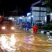 TRC Pusdalops BPBD dan Polres Barut Bantu Pengaturan Lalu Lintas di Jalan Tergenang Banjir