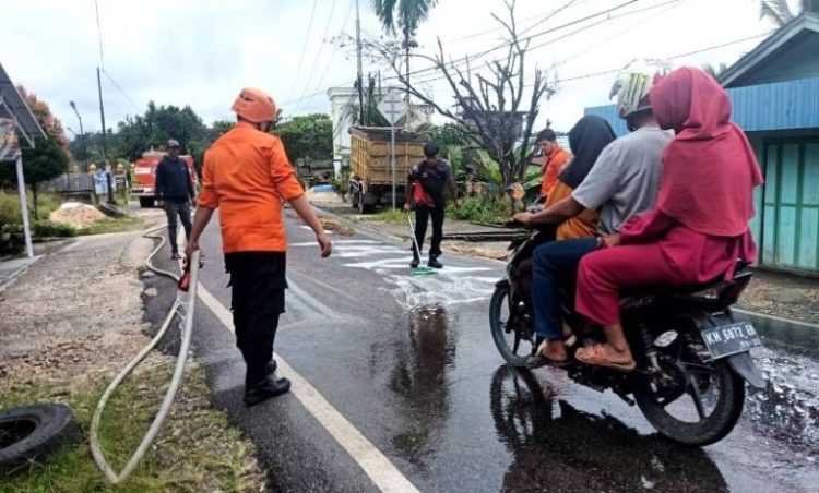 TRC Pusdalops PB BPBD Gerak Cepat Bersihkan Tumpahan Oli di Jalan Poros Kelurahan Jambu