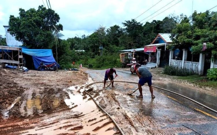 TRC Pusdalops PB BPBD Bersama Warga Lakukan Pembersihan Jalan Licin Akibat Tanah Tergerus Hujan