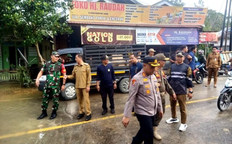 Pj Bupati Barut Tinjau Langsung Lokasi Banjir di Kelurahan Jambu, Serahkan Bantuan untuk Warga yang Terdampak Banjir