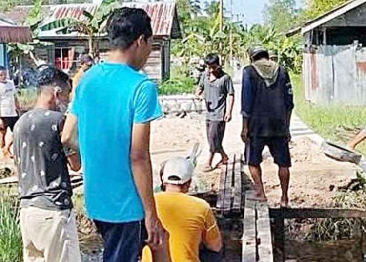 Dewan Kapuas Saferaniansyah Bantu Pembangunan Jembatan di Kelurahan Panamas