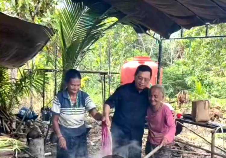 Ketua Komisi II DPRD Barut Tinjau Lokasi UMKM Produksi Anyaman Rotan di Desa Tamba