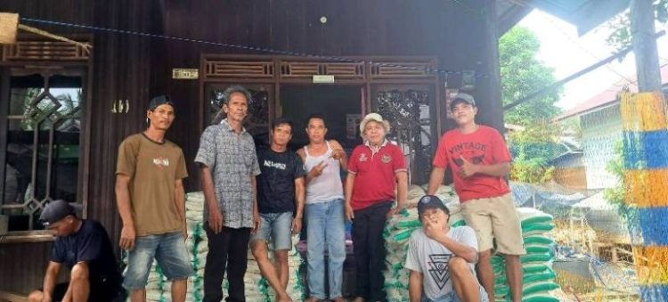 Legislator ini Berikan Bantuan Beras Kepada Warga Terdampak Banjir di Desa Bintang Ninggi II