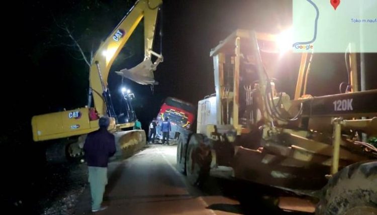 Dinas PUPR Barut Tambah Alat Berat untuk Evakuasi dan Perbaikan Jembatan yang Ambruk di Desa Sei Rahayu II