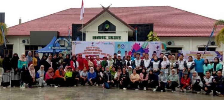 Peringati Hardiknas 2025 Disdik Barut Gelar Senam Sehat Bersama