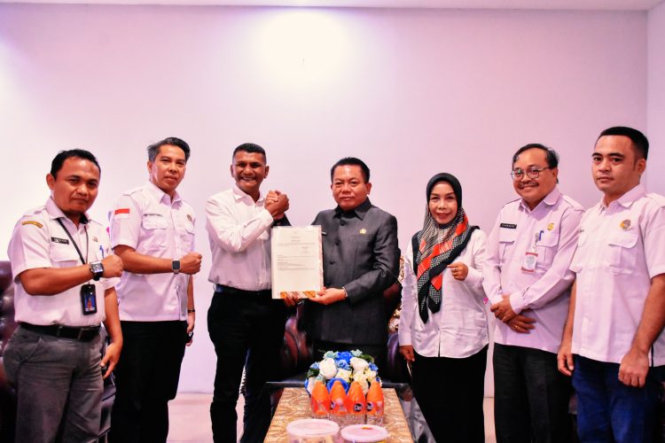 Bupati Kapuas Terima Sertifikat Tanah Sekolah Rakyat dari Kepala Kantor Wilayah BPN