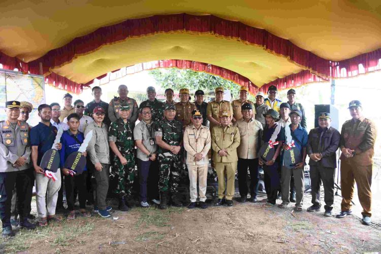 Gubernur Prov. Kalteng dan Wakil Gubernur Prov. Kalteng Hadiri Kegiatan Panen Raya Padi Desa Terusan Makmur