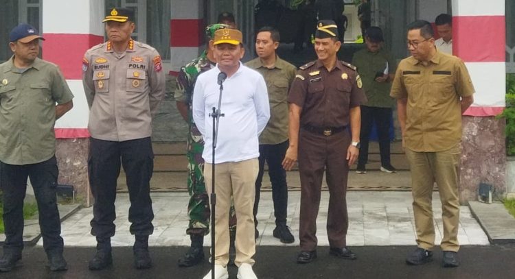 Plt. Kadis Ketahanan Pangan Prov. Kalteng Dampingi Gubernur Ikuti Pelepasan Pengiriman Bantuan Darurat Bencana Banjir di Wilayah Barito