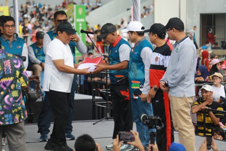 Pemprov Kalteng Bagikan Ribuan Bendera Merah Putih di Tengah Semarak Jalan Sehat dan Launching Turnamen Olahraga Gubernur Cup 2025