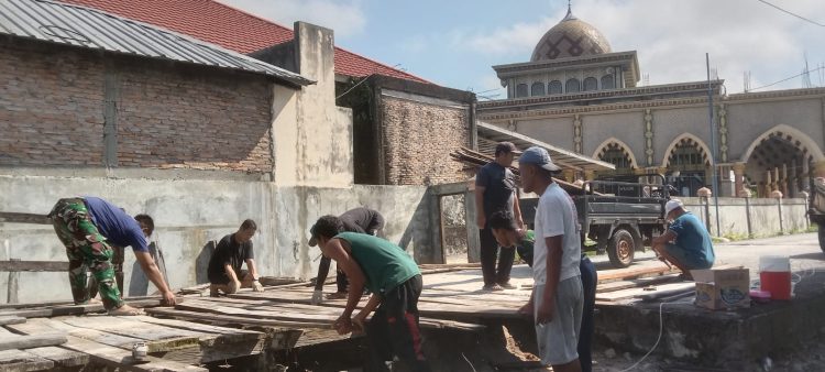 UPT Pelabuhan Perikanan Kumai Bersama Pos TNI AL Kumai dan Masyarakat Lakukan Perbaikan Jembatan Penyeberangan