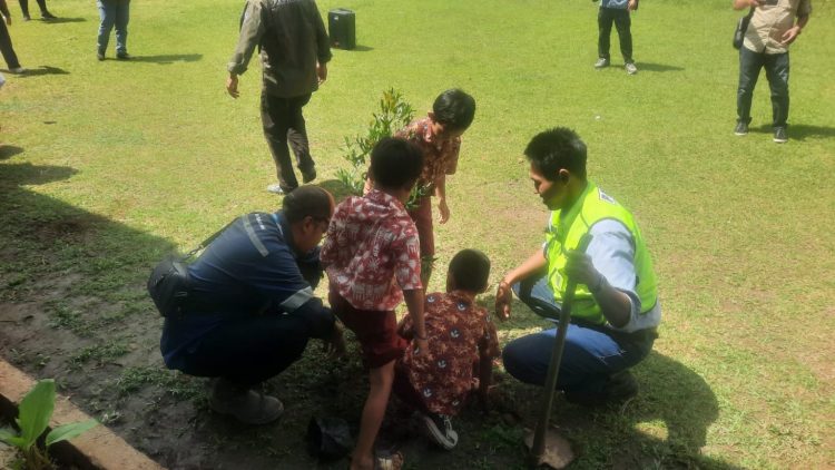 Bersama Pemdes Pendreh, DLH dan Komunitas serta Siswa, PT SMM/PAMA Tanam 100 Bibit Pohon