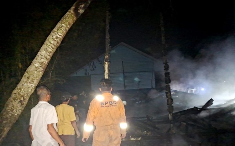 Rumah Dinas Kepsek SDN II Lemo Terbakar Hebat !!