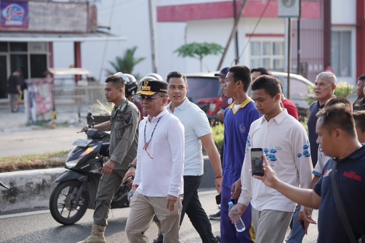 Gubernur Kalteng Jalan Sehat Bersama Siswa SMAN 1 Palangka Raya di HUT ke-66