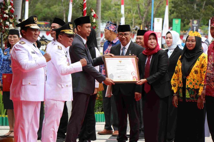BKD Kalteng Terima Penghargaan Terbaik I Implementasi AKIP Tahun 2024 dari Gubernur H Agustiar Sabran