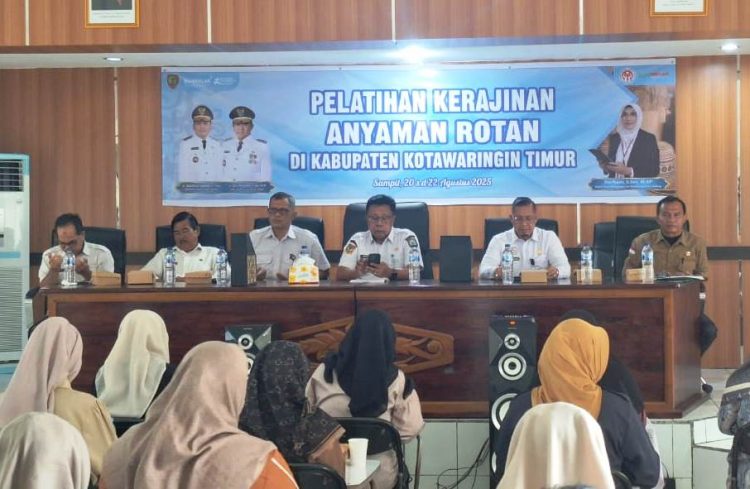Dinas Dagperin Prov. Kalteng Adakan Pelatihan Kerajinan Anyaman Rotan