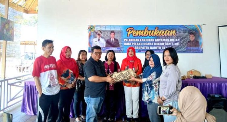 Disnakertranskop UKM Buka Kegiatan Pelatihan Anyaman Rotan