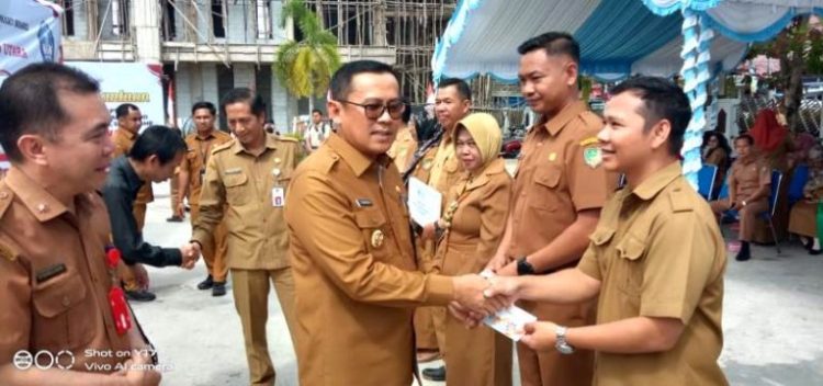 Serahkan Bantuan Sarana Pendidikan, Pj Bupati Barut Sampaikan Pendidikan Pondasi Utama Dalam Membentuk Generasi yang Cerdas