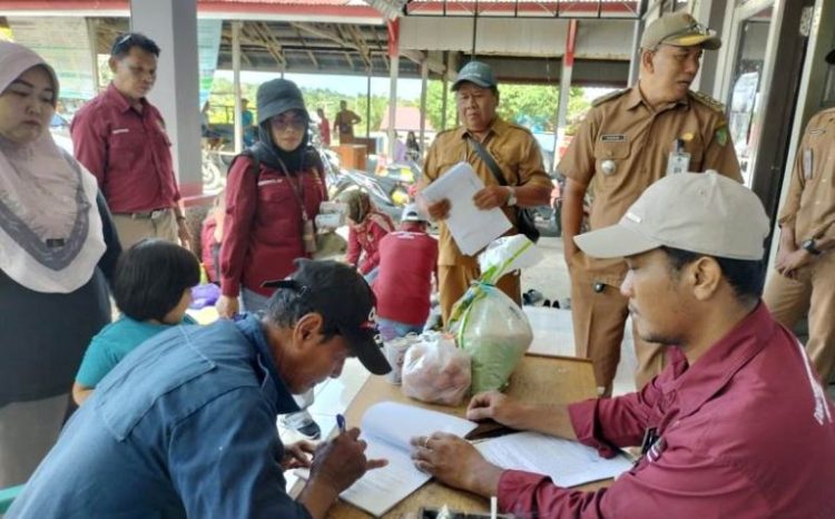 DKPP Barut Berikan Bantuan Kepada 75 KK Miskin dan Lansia