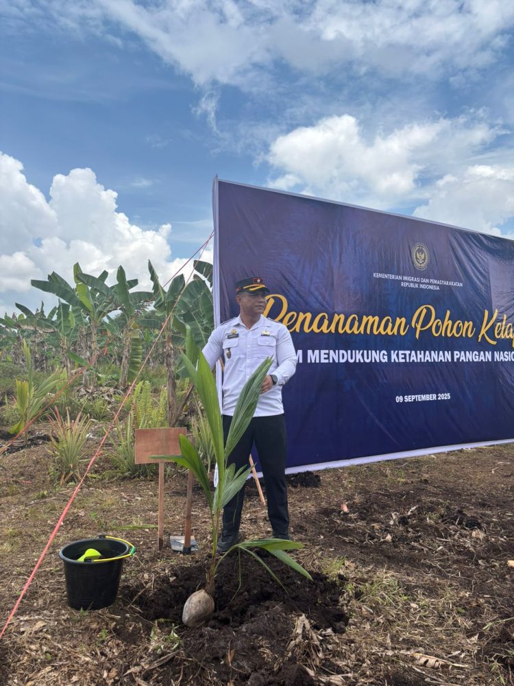 Dukung Ketahanan Pangan, Karutan Kuala Kapuas Ikuti Penanaman Pohon Kelapa Bersama Kanwil Ditjenpas Kalteng