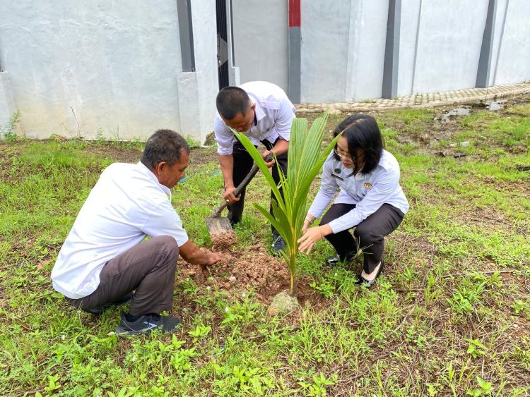 Dukung Ketahanan Pangan, Rutan Kapuas Laksanakan Penanaman Pohon Kelapa