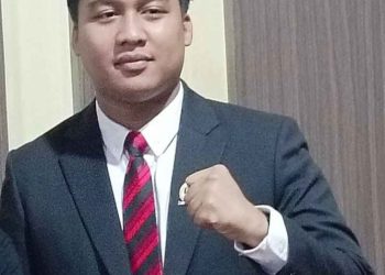 Kebersamaan Warga Terlihat dari Aksi Pengibaran Bendera Raksasa di Bawah Jembatan Merdeka Kota Puruk Cahu
