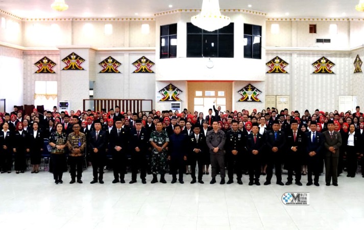 Bupati Murung Raya Sematkan Tanda Kehormatan Satyalancana Karya Satya Kepada 284 ASN
