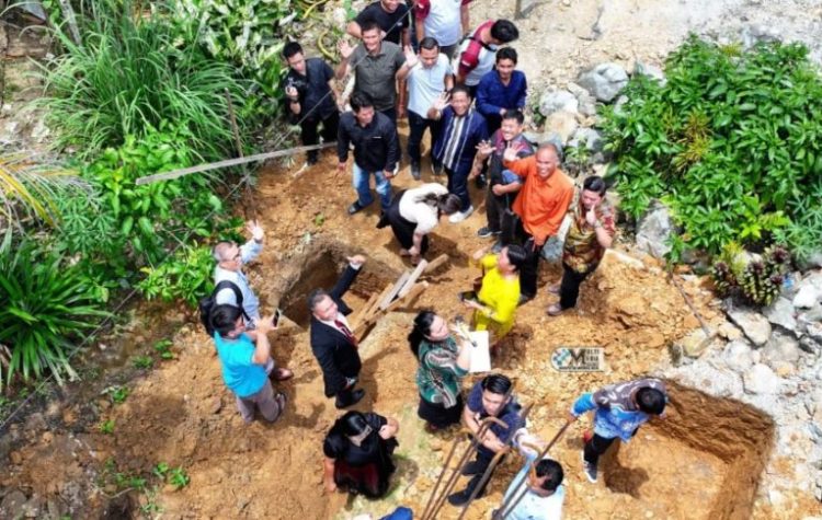 Bupati Murung Raya Letakkan Batu Pertama Pembangunan Pastori GPdI Bethesda