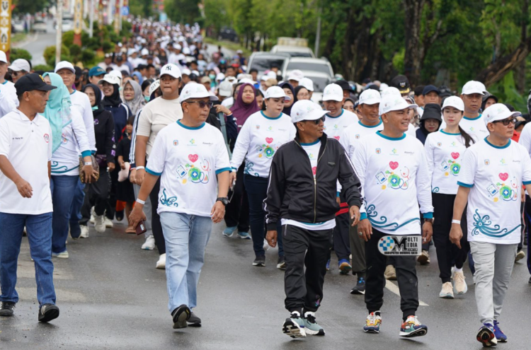 Peringati HKN ke 61, Bupati Heriyus Gelar Jalan Sehat Bersama Masyarakat Mura