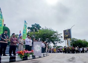 Resmi di Lepas Pawai Ta aruf MTQH XXXIII Kalteng di Bundaran Buah Muara Teweh