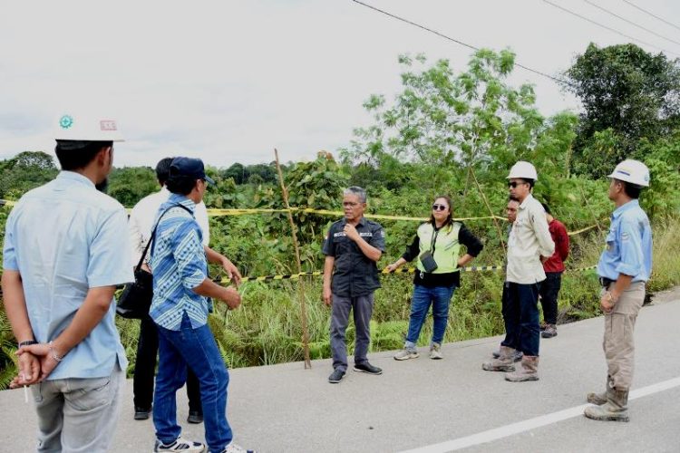 Dinas PUPR Barut Tangani Kerusakan Jalan Kabupaten Simpang Jalan Negara KM 34 Menuju Benangin