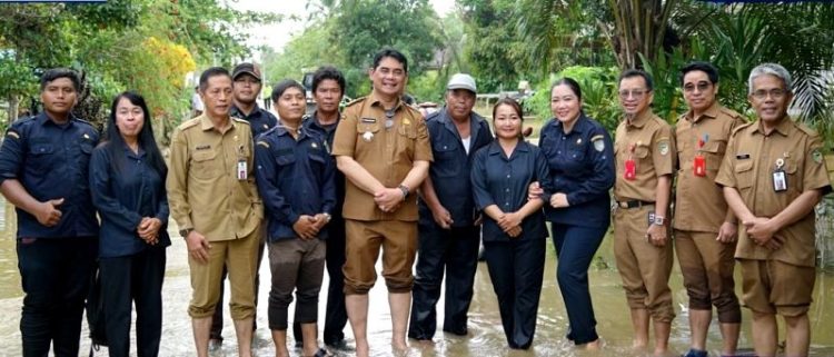 Bupati Barut Beserta Jajarannya Tinjau Langsung Lokasi Banjir di Kawasan KM 38 Desa Sei Rahayu I