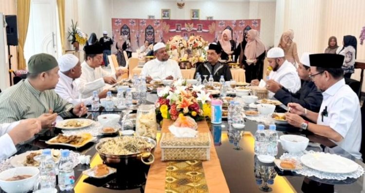 Penuh Hangat menyelimuti momen perpisahan antara Pemerintah Kabupaten Barito Utara dan rombongan ulama kharismatik Habib Syech Abdul Qodir Assegaf