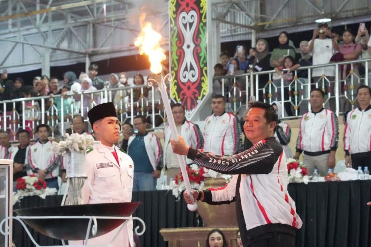 Resmi Dibuka Pekan Olahraga Kabupaten Barut, Wabup Nyalakan Obor Sebagai Simbol Menyalanya Semangat Olahraga