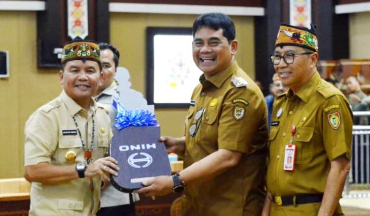 Bupati Shalahuddin Terima Bantuan Sapras Pengelolaan Sampah dari Gubernur Kalteng