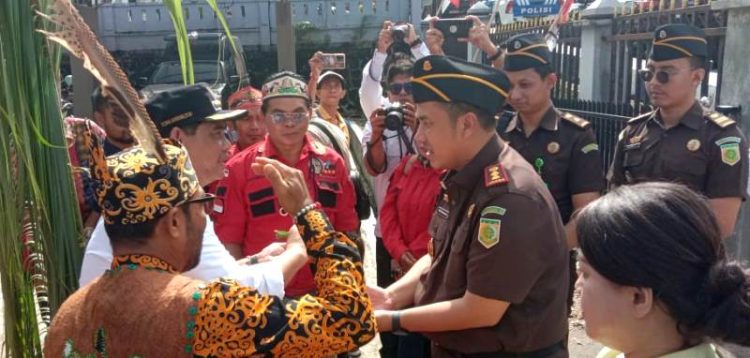 Bupati Sambut Kedatangan Kepala Kajari Barito Utara yang Baru dengan Upacara Adat Potong Hompong