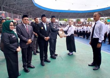 Bupati Barut Resmi Serahkan Sk Sebanyak 1.441 PPPK Paruh Waktu, Patuhi Peraturan serta Menjaga Integritas