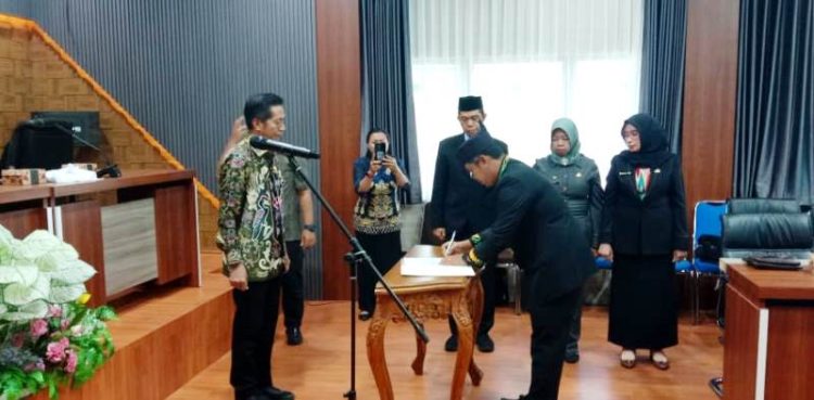 Pemkab Barut Lantik PAW BPD serta Pejabat Sementara Damang Kepala Adat Kecamatan Lahei