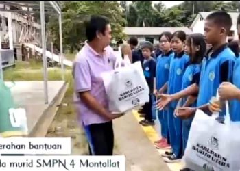 Bupati Barut Serahkan Bantuan Alat Sekolah kepada Siswa Siswi SMPN 4 Montallat