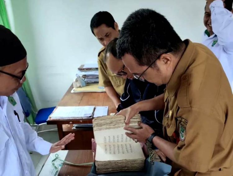 Al Qur’an Tulis Tangan Hasil Karya Alm H. Muhammad Tasin Resmi di Serahkan ke Dinas Kearsipan dan Perpustakaan Barut