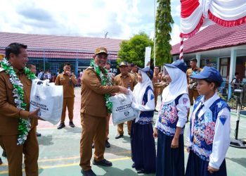 Bupati Serahkan Bantuan Laptop dan  SIP Pintar Optimal untuk Pelajar MTW, Realisasikan Program 100 Hari Kerja