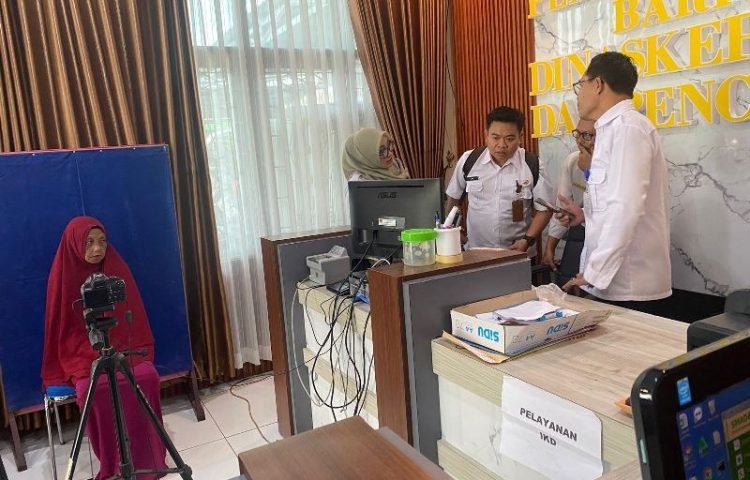 Disdukcapil Barut Lakukan Pengecekan Biometrik Terhadad Penduduk Terlantar yang Tidak Membawa Identitas Diri