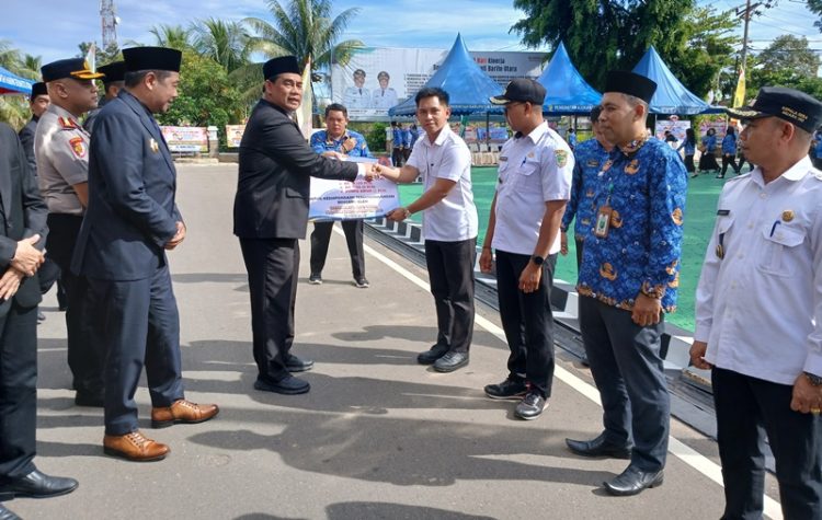 Perkuat Kesiapsiagaan Hadapi Potensi Bencana, Bupati Barut Serahkan Bantuan Hibah kepada Desa Tangguh Bencana