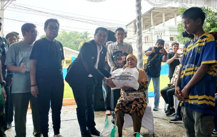 Wabup Serahkan Bantuan Sembako untuk Warga kelompok Rentan
