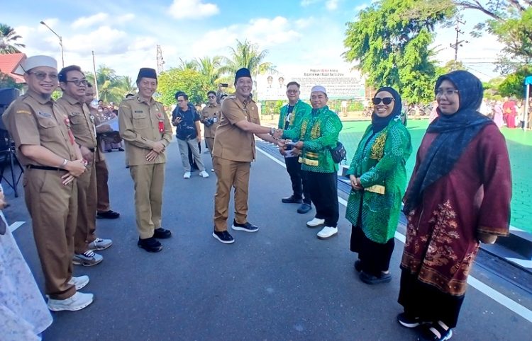 Wakil Bupati Barut Resmi Melepas 100 Jemaah Umroh